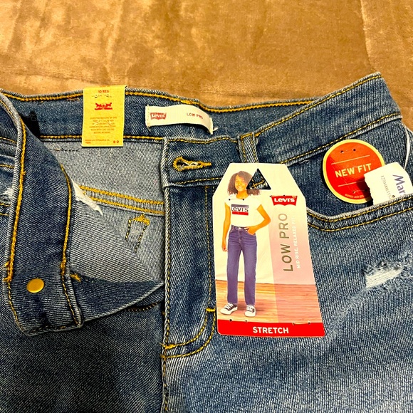 NEW Levi’s mid rise relaxed fit raw hem jeans - Picture 2 of 6